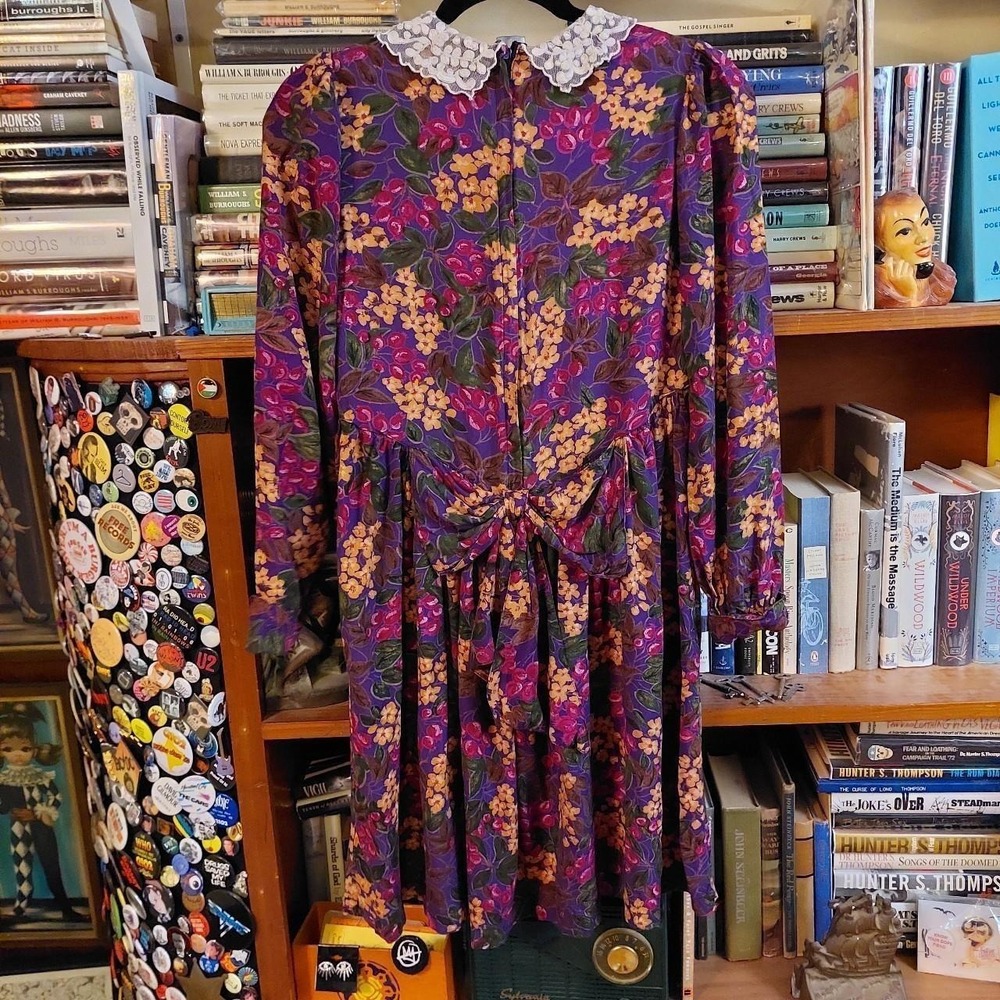 Vintage floral long sleeve dress with lace collar and bow detail. - Picture 2 of 8